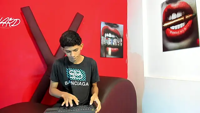 Snapshot of TWINKS_BOYSX chatting on May 2026 01:37:01 PM TWINKS BOYSX online show from May 2026 01:37:01 PM
