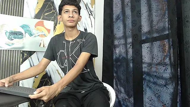 Snapshot of TWINKS_BOYSX chatting on June 2026 01:53:02 PM TWINKS BOYSX online show from June 2026 01:53:02 PM