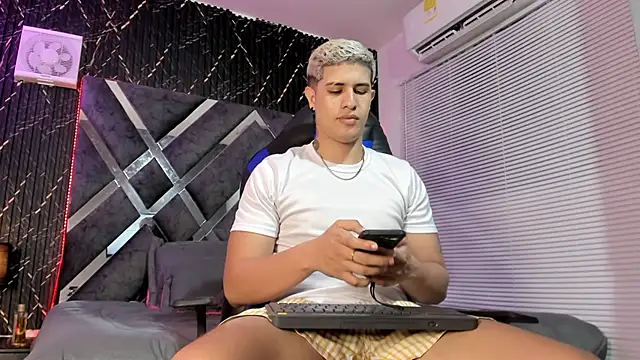 Snapshot of dominic_connor chatting on June 2026 03:19:02 AM dominic connor online show from June 2026 03:19:02 AM