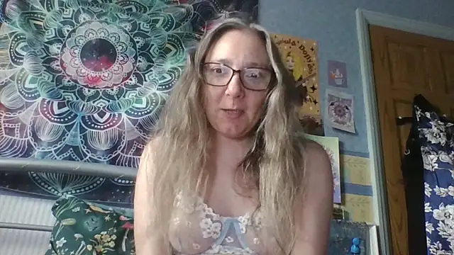 Snapshot of Izzylove47 chatting on June 2026 09:26:02 AM Izzylove47 online show from June 2026 09:26:02 AM