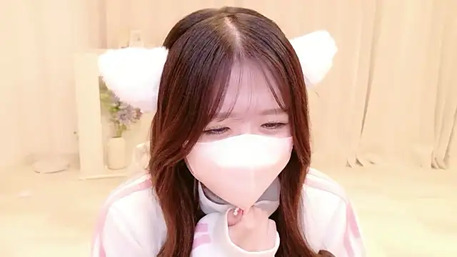 Snapshot of Yuinyaaa chatting on June 2026 10:43:01 AM Yuinyaaa online show from June 2026 10:43:01 AM