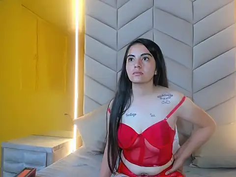 Snapshot of lauraura chatting on May 2026 08:21:01 AM lauraura online show from May 2026 08:21:01 AM