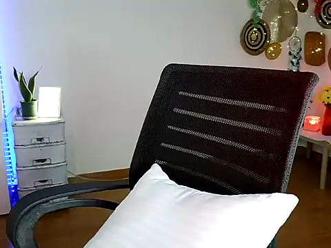 Yalinahotty online show from June 2026 02:00:01 AM