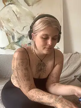 Snapshot of Ella_Bloom chatting on June 2026 09:03:01 AM Ella Bloom online show from June 2026 09:03:01 AM