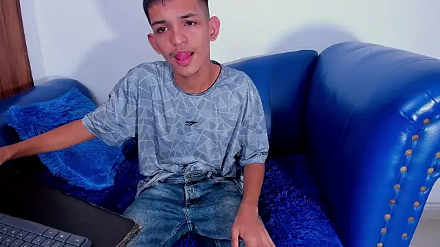 Snapshot of littlecum18 chatting on June 2026 12:48:01 PM littlecum18 online show from June 2026 12:48:01 PM