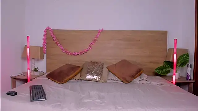 LaraRous online show from June 2026 08:57:02 PM