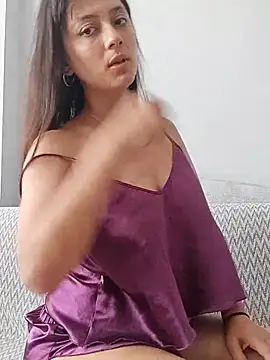 Snapshot of Rosee34 chatting on June 2026 01:06:02 PM Rosee34 online show from June 2026 01:06:02 PM