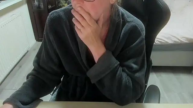 minoesje37 online show from April 2026 07:48:01 PM