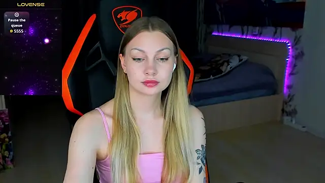 BiMolly online show from April 2026 08:20:02 PM