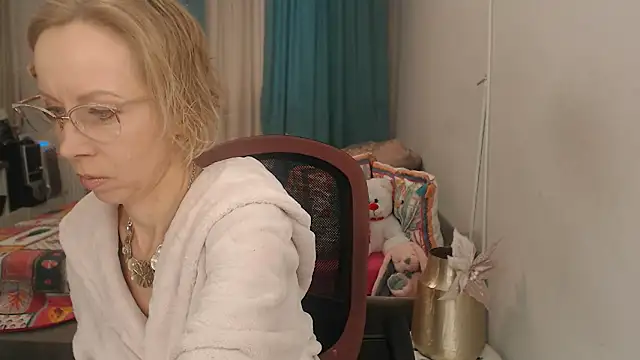 LuxuryNika online show from April 2026 02:39:01 PM