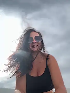 itsCassie online show from October 2025 01:00:02 PM