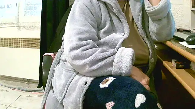 Snapshot of douceur63 chatting on December 2025 11:48:01 AM douceur63 online show from December 2025 11:48:01 AM