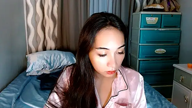 Snapshot of SweetLilly_18 chatting on June 2026 05:32:02 AM SweetLilly 18 online show from June 2026 05:32:02 AM