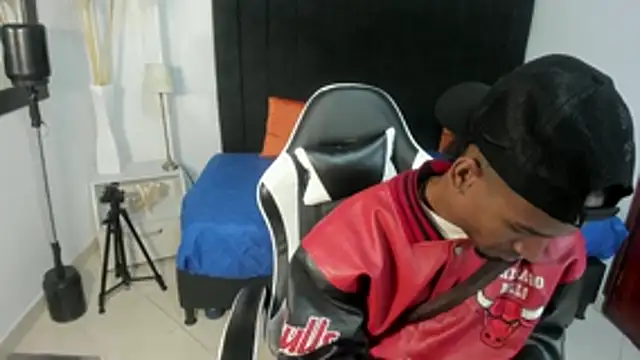 anhtony wayans online show from November 2025 01:00:02 AM