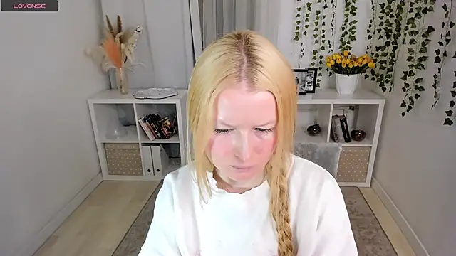 Laly Peach online show from April 2026 11:42:02 AM