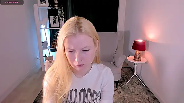 Laly Peach online show from July 2026 08:18:02 AM