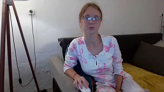 little-leni online show from June 2026 08:13:02 PM