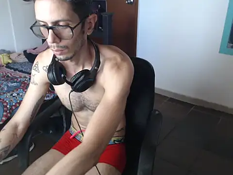 Snapshot of alisterxxx chatting on July 2026 03:38:02 PM alisterxxx online show from July 2026 03:38:02 PM