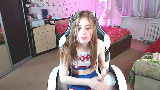 Snapshot of Kira_honeyy chatting on January 2025 04:58:02 AM Kira honeyy online show from January 2025 04:58:02 AM