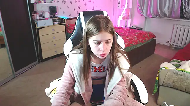 Snapshot of Kira_honeyy chatting on January 2025 05:53:01 PM Kira honeyy online show from January 2025 05:53:01 PM