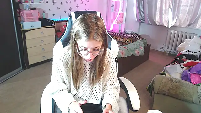 Snapshot of Kira_honeyy chatting on March 2025 04:41:02 AM Kira honeyy online show from March 2025 04:41:02 AM