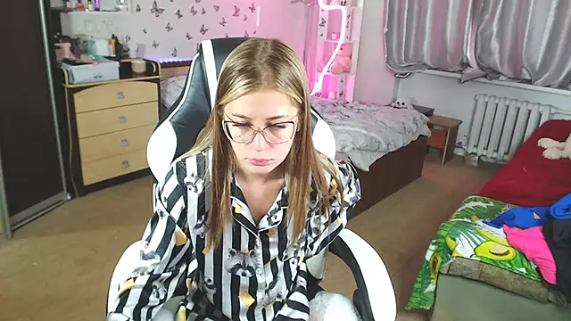 Snapshot of Kira_honeyy chatting on March 2025 06:11:02 AM Kira honeyy online show from March 2025 06:11:02 AM