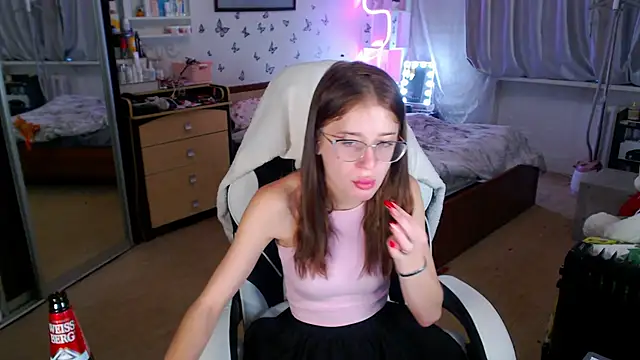 Snapshot of Kira_honeyy chatting on October 2025 06:00:01 AM Kira honeyy online show from October 2025 06:00:01 AM