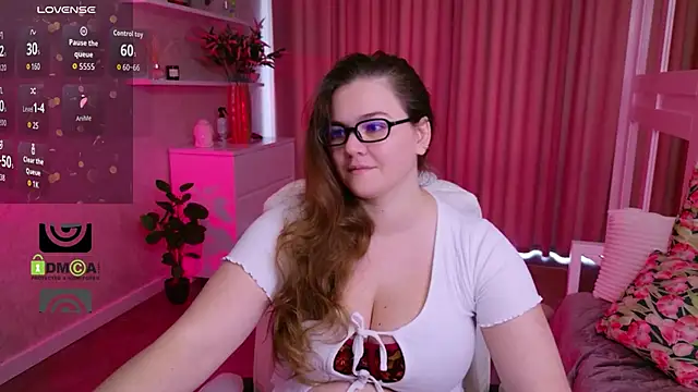 Snapshot of KellyKleine chatting on June 2026 06:46:01 AM KellyKleine online show from June 2026 06:46:01 AM