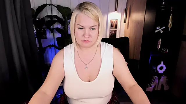 Snapshot of YolandaKiss chatting on July 2026 08:30:02 PM YolandaKiss online show from July 2026 08:30:02 PM