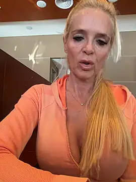 Snapshot of Reyna63 chatting on June 2026 06:01:02 PM Reyna63 online show from June 2026 06:01:02 PM
