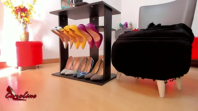 caroline host online show from March 2026 09:19:02 PM