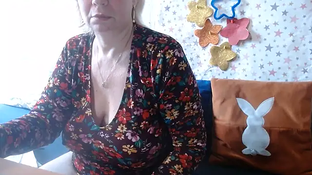 Snapshot of QueenLana chatting on June 2026 07:35:02 AM QueenLana online show from June 2026 07:35:02 AM