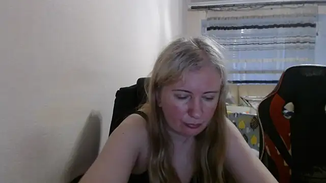 Snapshot of PeterAndJen chatting on June 2026 05:58:01 PM PeterAndJen online show from June 2026 05:58:01 PM