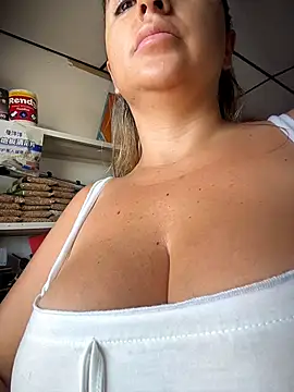 sammyqueenx21 online show from April 2026 12:00:02 PM