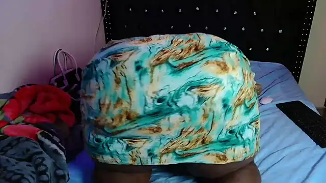 Snapshot of Toomuchbooty33 chatting on December 2025 06:51:01 AM Toomuchbooty33 online show from December 2025 06:51:01 AM