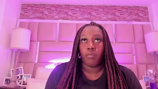 ShaniaBrownn online show from May 2026 07:33:01 PM