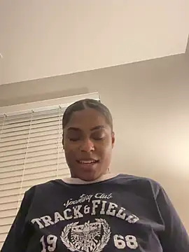 Snapshot of CandyLuxxxx chatting on December 2024 11:21:01 PM CandyLuxxxx online show from December 2024 11:21:01 PM