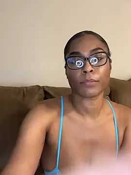 Snapshot of CandyLuxxxx chatting on December 2024 08:29:01 PM CandyLuxxxx online show from December 2024 08:29:01 PM