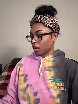 Snapshot of CandyLuxxxx chatting on December 2024 11:34:02 PM CandyLuxxxx online show from December 2024 11:34:02 PM