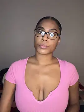 Snapshot of CandyLuxxxx chatting on December 2024 11:37:01 PM CandyLuxxxx online show from December 2024 11:37:01 PM