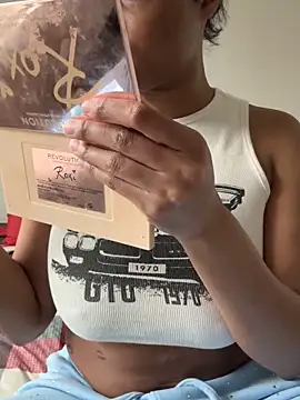 Snapshot of CandyLuxxxx chatting on January 2025 06:41:02 PM CandyLuxxxx online show from January 2025 06:41:02 PM