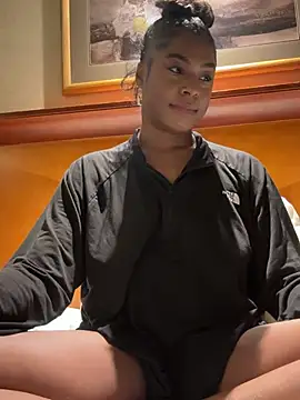 Snapshot of CandyLuxxxx chatting on January 2025 07:43:02 AM CandyLuxxxx online show from January 2025 07:43:02 AM