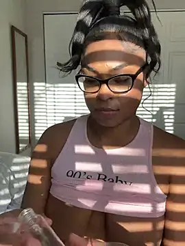 Snapshot of CandyLuxxxx chatting on January 2025 09:17:01 PM CandyLuxxxx online show from January 2025 09:17:01 PM