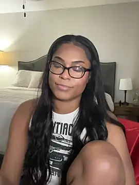 Snapshot of CandyLuxxxx chatting on January 2025 02:43:01 AM CandyLuxxxx online show from January 2025 02:43:01 AM