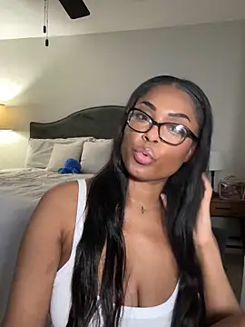 Snapshot of CandyLuxxxx chatting on January 2025 11:24:01 AM CandyLuxxxx online show from January 2025 11:24:01 AM