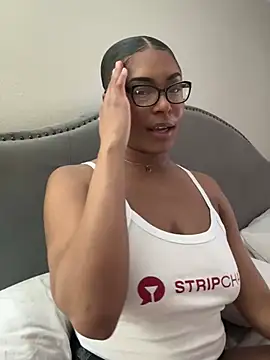 Snapshot of CandyLuxxxx chatting on February 2025 07:53:02 PM CandyLuxxxx online show from February 2025 07:53:02 PM