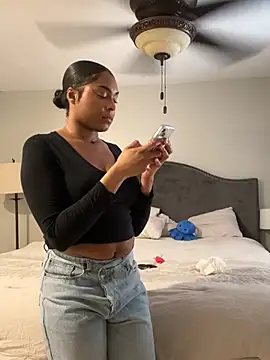 Snapshot of CandyLuxxxx chatting on February 2025 09:03:02 PM CandyLuxxxx online show from February 2025 09:03:02 PM