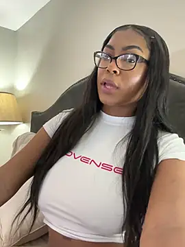 Snapshot of CandyLuxxxx chatting on February 2025 09:13:02 AM CandyLuxxxx online show from February 2025 09:13:02 AM