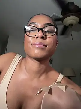 Snapshot of CandyLuxxxx chatting on March 2025 12:07:02 AM CandyLuxxxx online show from March 2025 12:07:02 AM