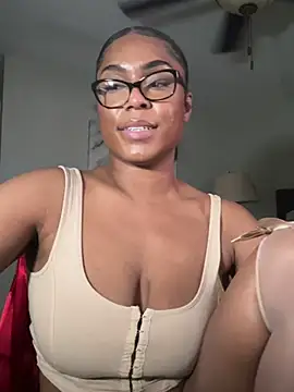 Snapshot of CandyLuxxxx chatting on March 2025 09:37:02 PM CandyLuxxxx online show from March 2025 09:37:02 PM